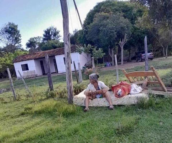 Abuela fue rajada de su casa por su propia hija y ahora vive en la calle