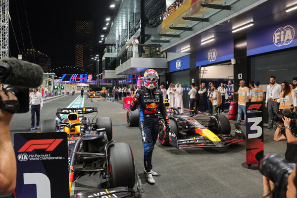 Versus / Max Verstappen sigue inalcanzable y se lleva la "pole" en Arabia Saudita