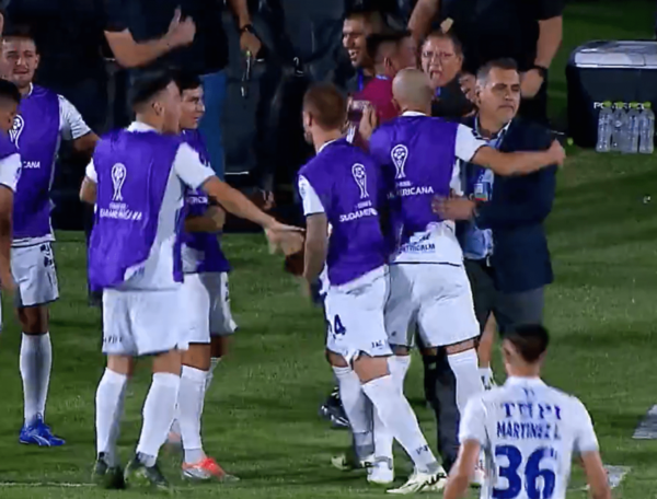 Euforia total en Ameliano luego de eliminar a Olimpia de la Copa Sudamericana · Radio Monumental 1080 AM