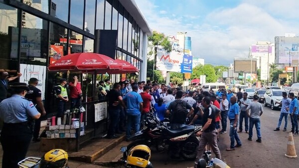 Taxitas protestan contra el caos vehicular en Puente de la Amistad y exigen agilizar proceso de despacho