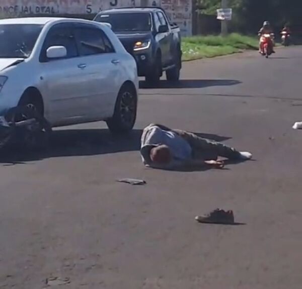 PJC: Ocupantes de una motocicleta fueron embestidos por un automóvil que intentó esquivar un camión