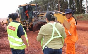 Mbaracayú: Mujeres rompen paradigmas en tareas de pavimentación