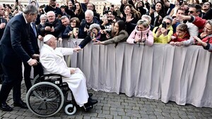 Papa afirma que se necesita aporte de la mujer más que nunca