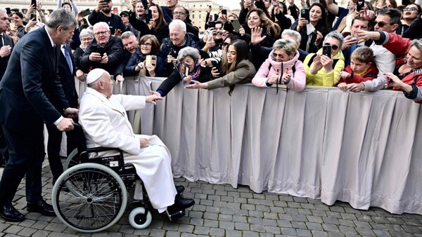 Papa afirma que se necesita aporte de la mujer más que nunca