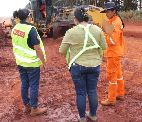 Mujeres rompen paradigmas cumpliendo tareas en la pavimentación de la ruta Puerto Indio