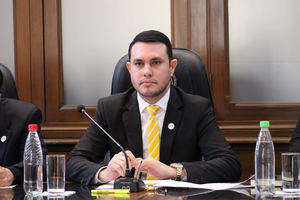 Revocan imputación contra el senador Hernán Rivas por presunto título falso - Noticiero Paraguay