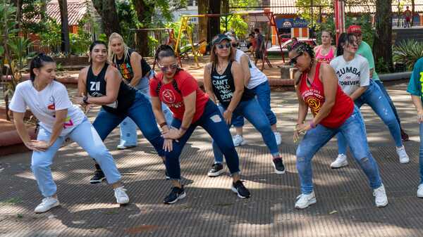 Zumba Mujer: celebración en ritmo y alegría por el Día de la Mujer - trece