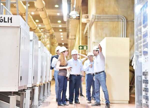 Exconsejera de Itaipú fue distinguida por la Red Global de Mujeres en la Diplomacia del Agua - Economía - ABC Color