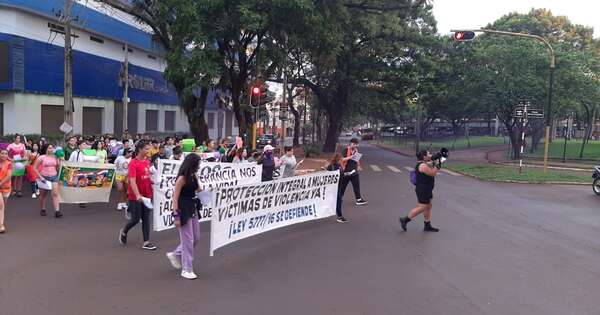 La Nación / En CDE marcharon por derechos laborales de las mujeres y contra toda violencia