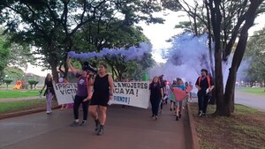 Mujeres marchan por el 8M en Ciudad del Este