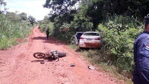 Zanja Pytá: Automovilista huye de control policial con auto robado y atropella una moto