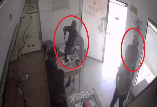 Video: asaltan local de celulares en el barrio Mburicao - Policiales - ABC Color