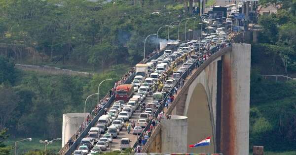 La Nación / CDE: rechazan doble fila de camiones en el puente