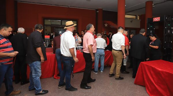 Empieza la verificación de acreditaciones para la convención colorada. Llega Santiago Peña - La Tribuna