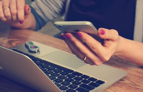 Presentan a las redes sociales como estrategias de negocios para las emprendedoras