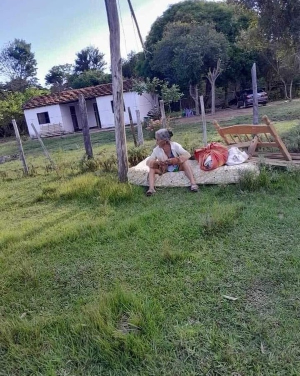 Abuelita fue echada de su casa por su propia hija