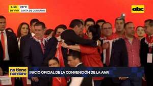 Convención colorada: Yami Nal a los besos y abrazos con Cartes y Peña  - ABC Noticias - ABC Color