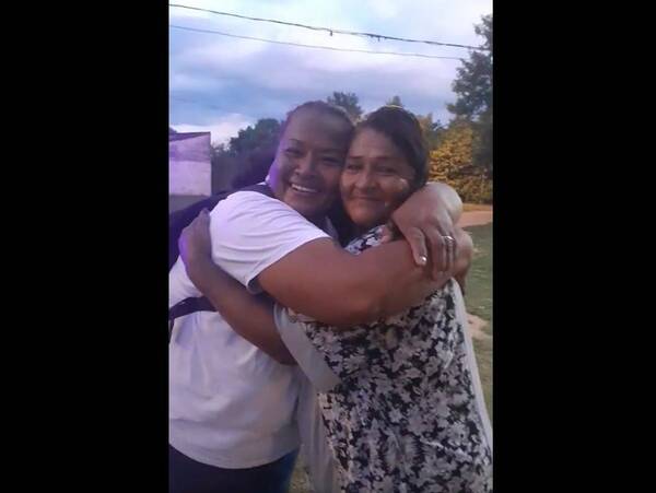 El abrazo más esperado: separaron a dos hermanas cuando eran bebés y se reencontraron ¡50 años después!
