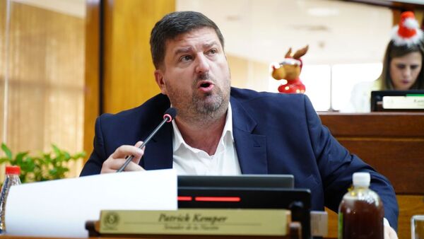 Senador Patrick Kemper solicita su reincorporación al Partido Colorado