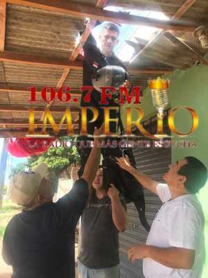 Paracaidista cae sobre el techo de una vereda - Radio Imperio 106.7 FM