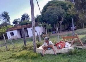 Anciana desalojada por su hija tras volver de España