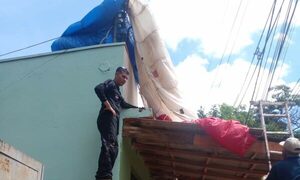 Paracaidista perdió el control en una exhibición benéfica y cayó sobre un techo