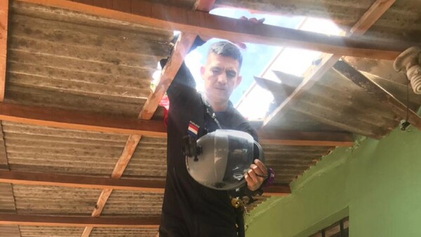Paracaidista aterriza sobre el techo de una casa en Pedro Juan Caballero