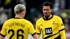 El Borussia Dortmund resiste con diez y se aferra a la 'Champions'