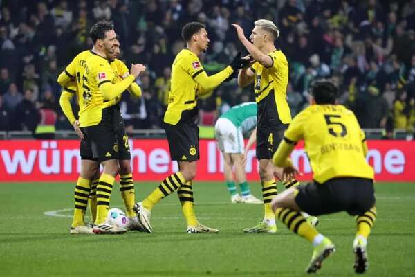 El Borussia Dortmund resiste con diez y se aferra a la ‘Champions’ - Fútbol Internacional - ABC Color