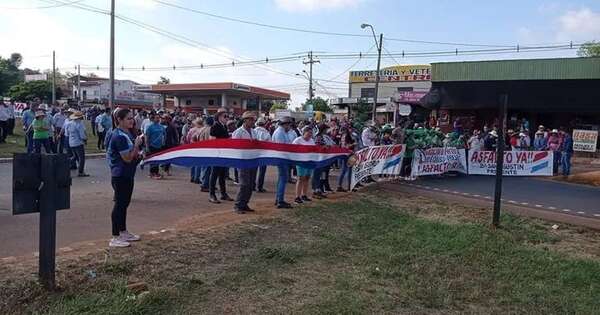 La Nación / Pobladores se movilizaron para pedir que se asfalte el tramo O´Leary - San Cristóbal