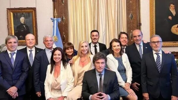 Javier Milei subió su sueldo y el de su Gabinete - La Tribuna