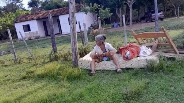 Mujer de 77 años es desalojada de su vivienda por su hija en Paraguarí - Radio Imperio 106.7 FM