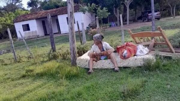 Mujer de 77 años es desalojada de su vivienda por su hija en Paraguarí