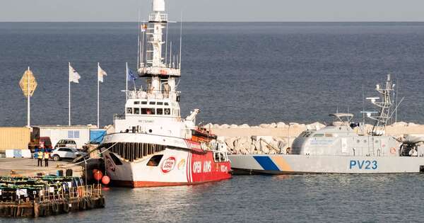 La Nación / Barco zarpa con ayuda humanitaria hacia Gaza