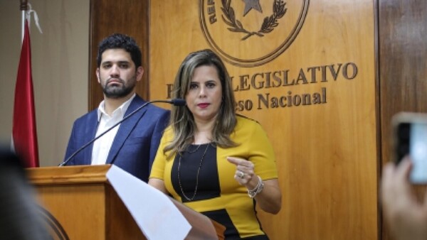 Kattya lamenta traición de senador sin “peso electoral”