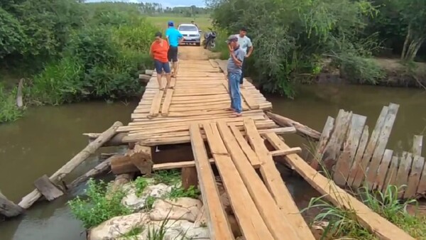 Caminos destrozados convierten en islas a compañías rurales