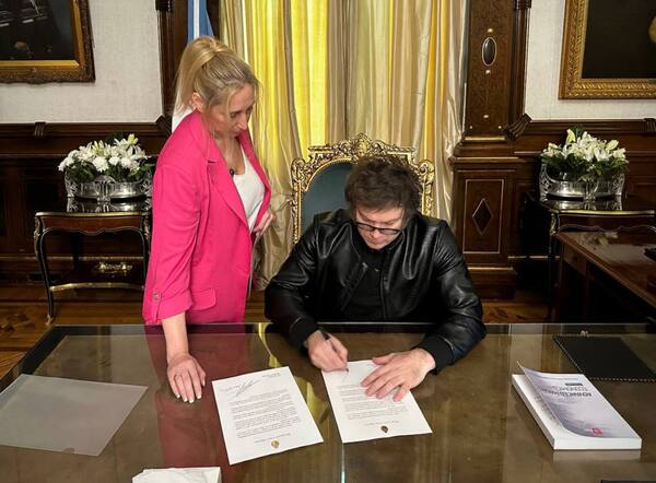 Milei culpó a Cristina y dará marcha atrás con el aumento de su sueldo - La Tribuna