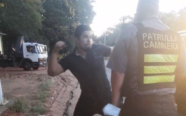 Detenido por propinar un puñetazo a agente de la Caminera (video) - ADN Digital