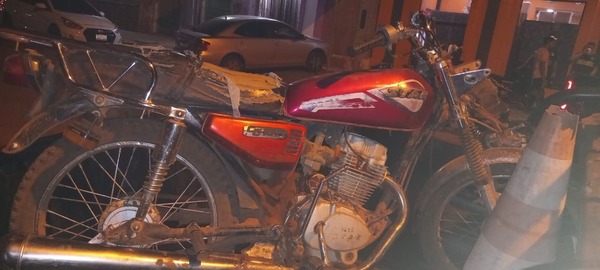 Accidente y omisión de auxilio en choque entre motociclista y camioneta