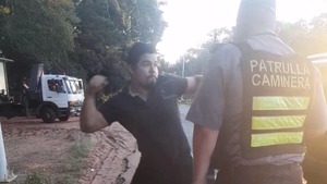 (VIDEO) Camionero detenido luego de darle un soco a agente de la Caminera