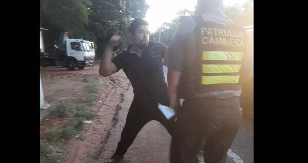 [VIDEO] Con tremenda trompada, camionero dejó nocaut a agente de la Caminera