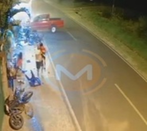 Loco al volante chocó contra varias personas y huyó - Paraguay.com