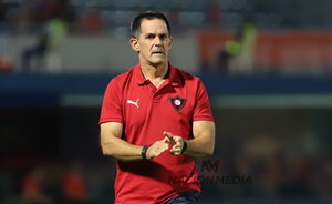 Versus / Víctor Bernay deja Cerro Porteño tras perder un partido en cancha