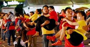 La Nación / Camboya bate récord de llevar a mujeres en brazos