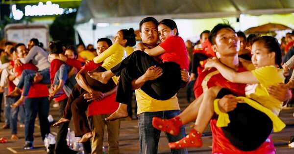 La Nación / Camboya bate récord de llevar a mujeres en brazos