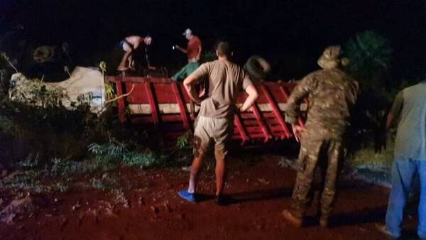 Camión volcó por culpa de un puente vai y chofer murió anga