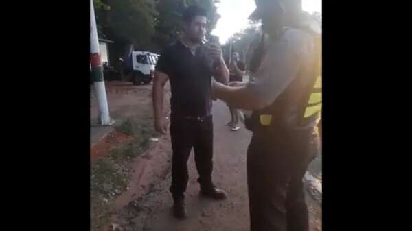 Video: dio un puñetazo a un agente de la caminera en Areguá - Policiales - ABC Color
