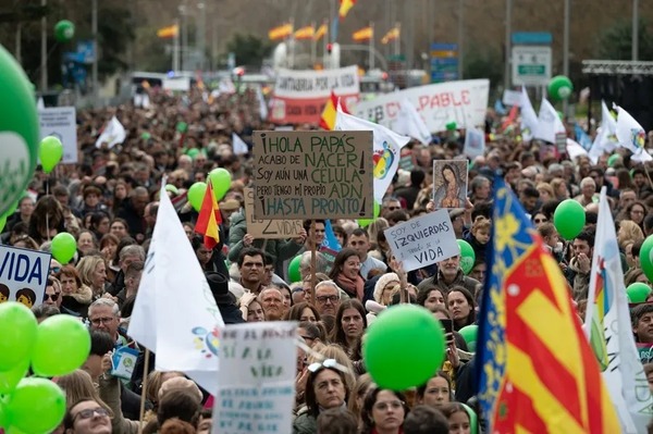 Miles de personas marcharon en Madrid contra el aborto y en defensa de la vida - ADN Digital