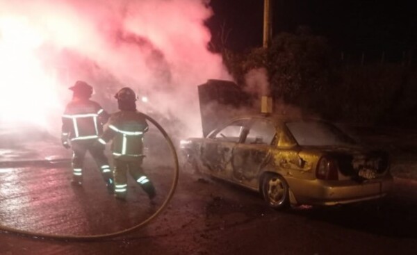 Vehículo se incendia en plena marcha en el barrio Ciudad Nueva