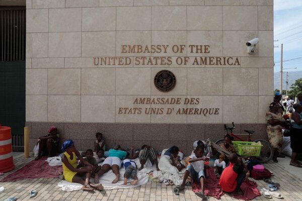 EEUU evacuó a ciertos funcionarios de su embajada en Haití ante violenta crisis en el país